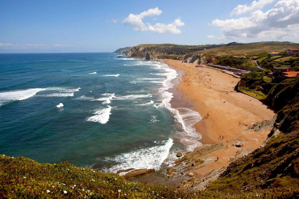 Las mejores playas cerca de Bilbao accesibles en transporte público